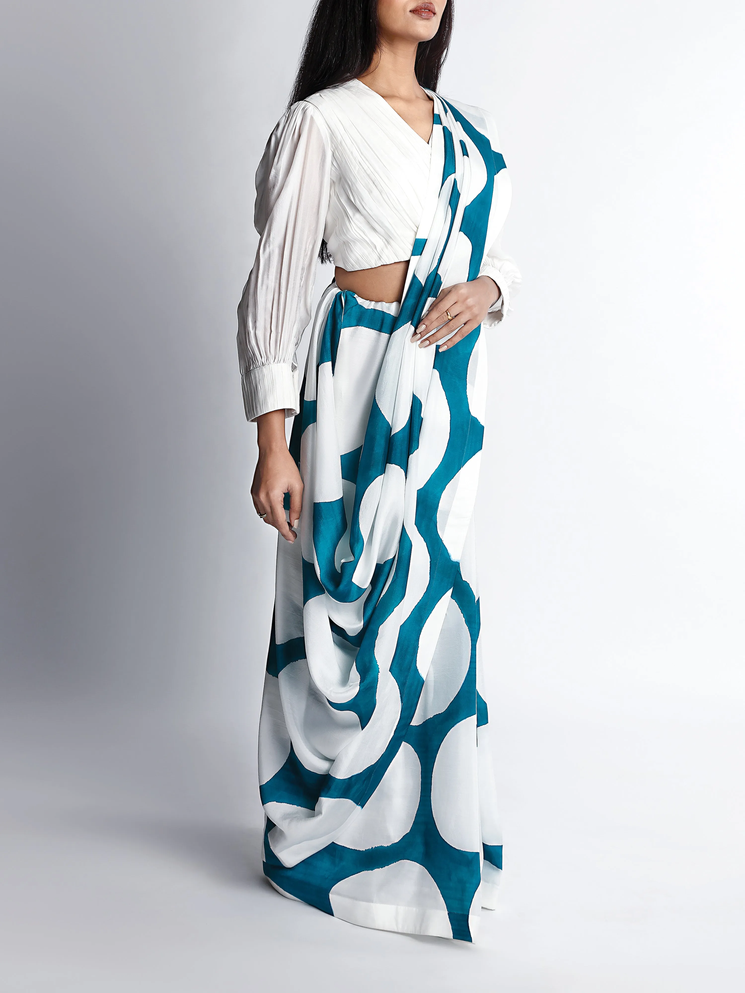 Circle Printed Saree With Pleating Textured Blouse