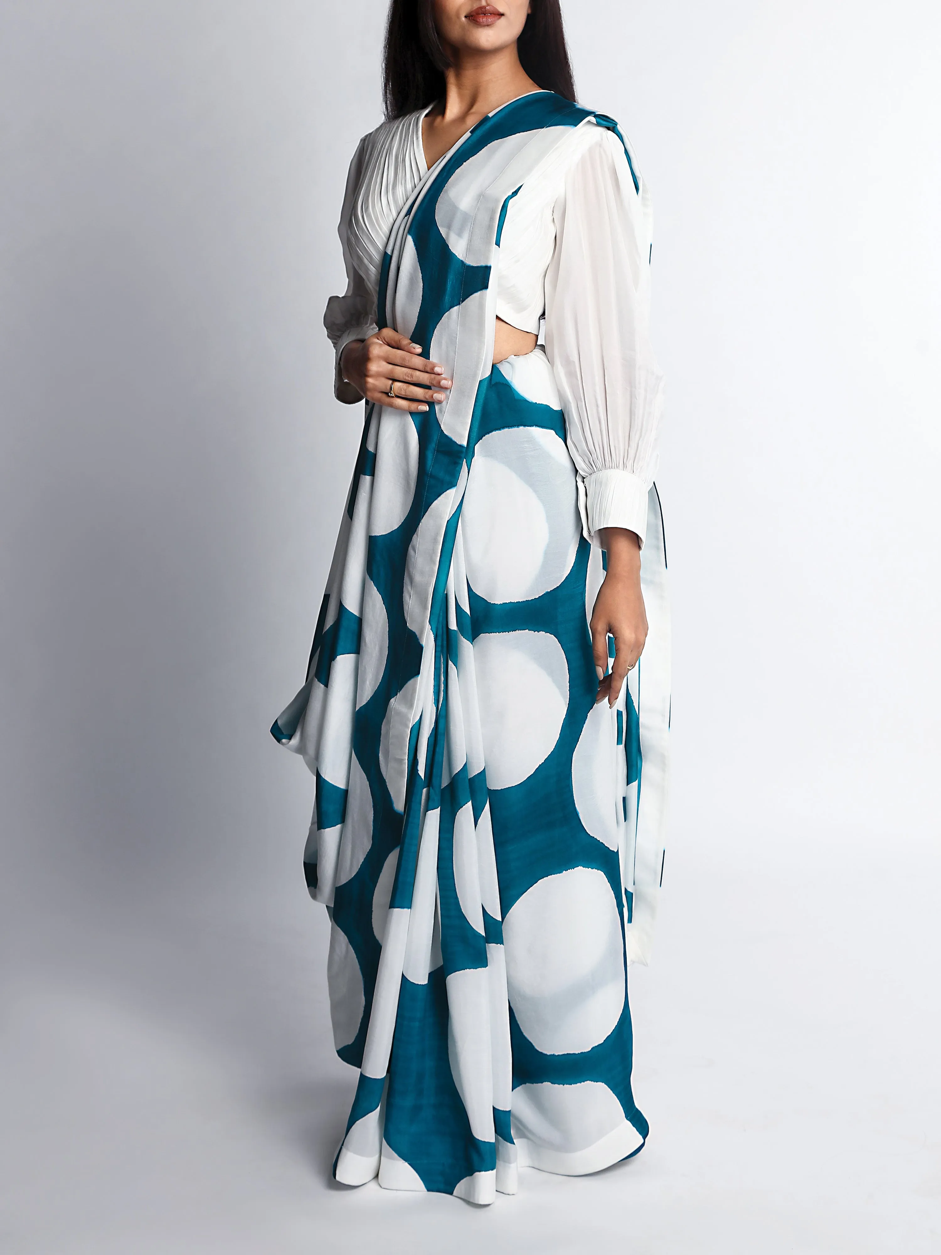 Circle Printed Saree With Pleating Textured Blouse