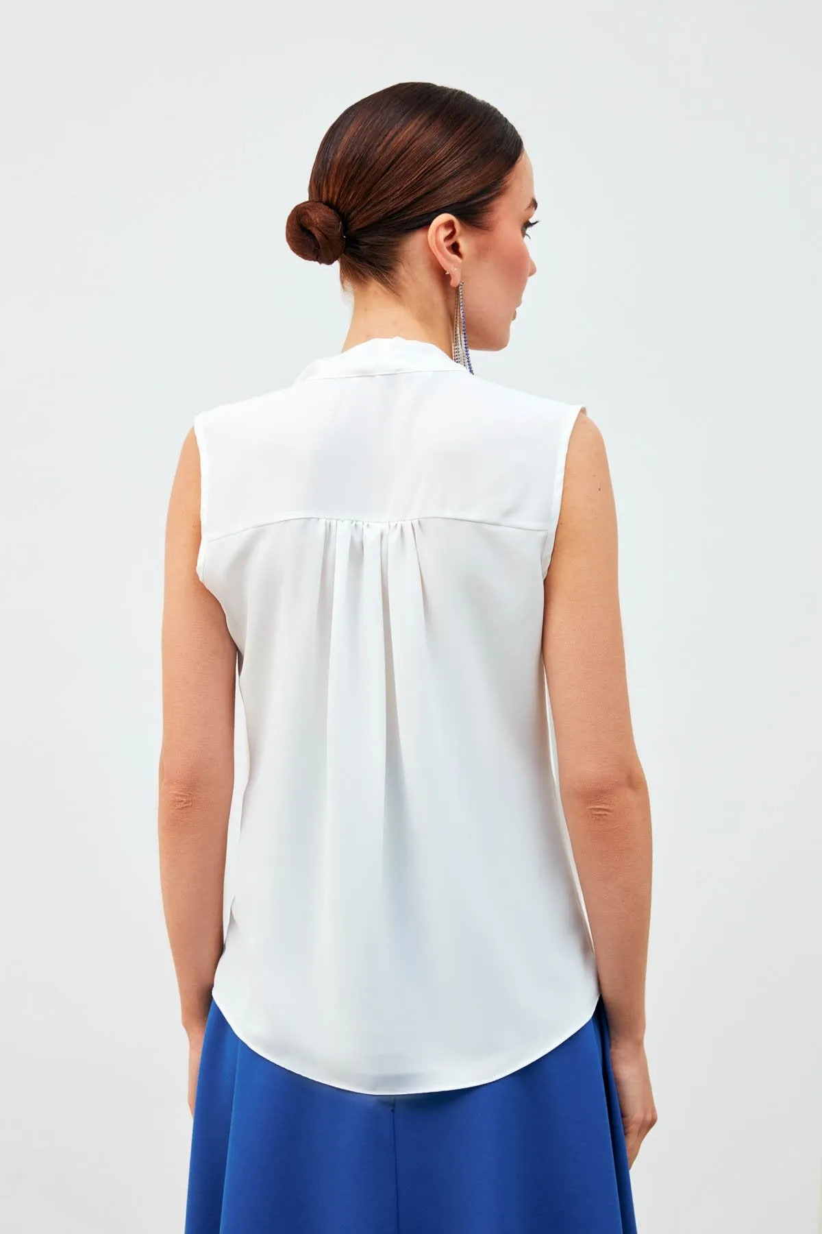 Sleeveless Blouse with Scarf - white